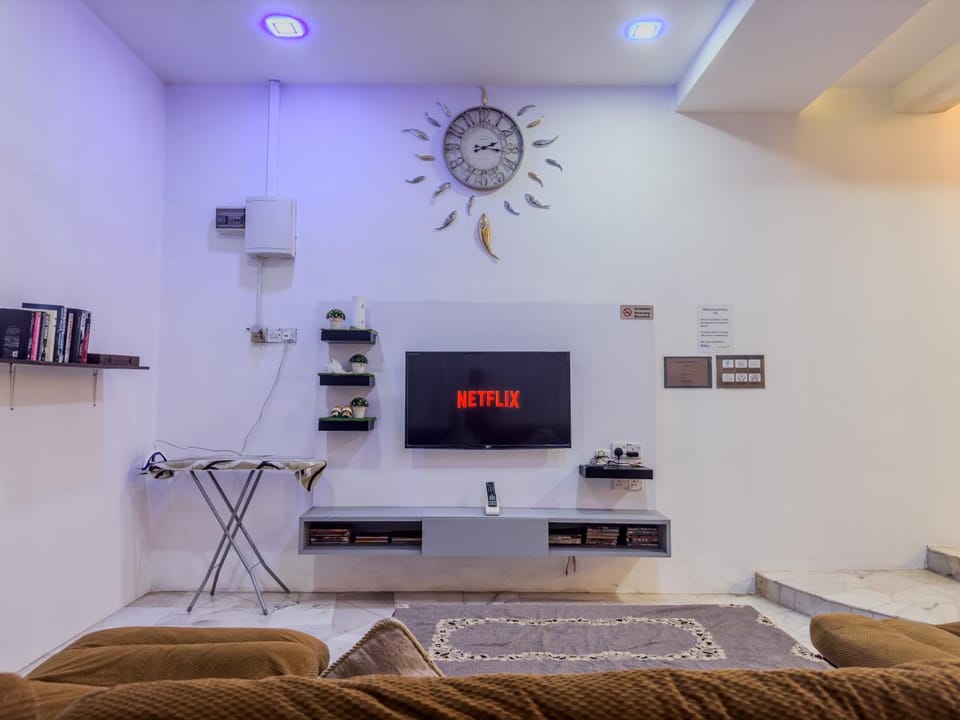 Activities, TV and multimedia, Living room, Seating area, Area and facilities, Entertainment, furniture, internet, air conditioner