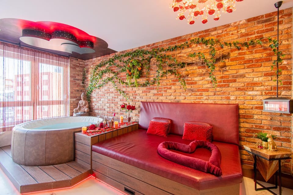 Hot Tub, Photo of the whole room, Seating area, Bedroom, internet