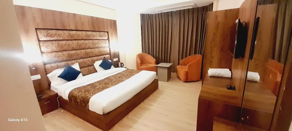 Bed, Seating area, Bedroom