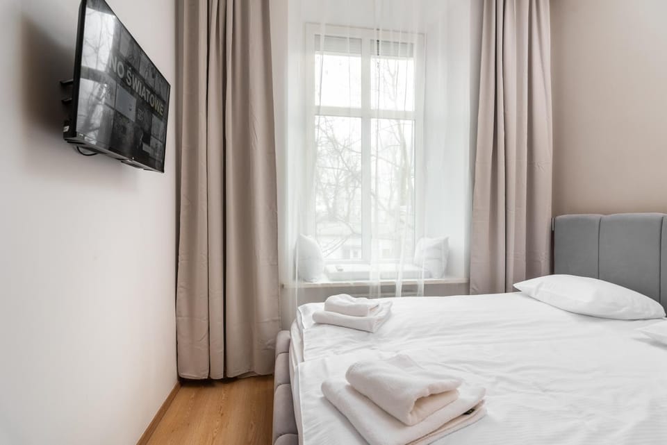 Bed, TV and multimedia, Bedroom, towels