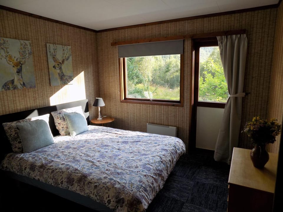 Bed, Bedroom, Garden view