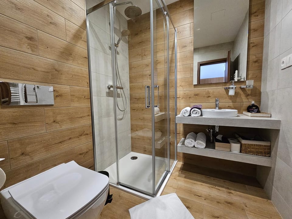 Shower, Toilet, Bathroom, Photo of the whole room, towels