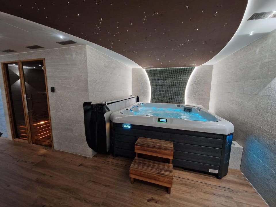 Hot Tub, Spa and wellness centre/facilities