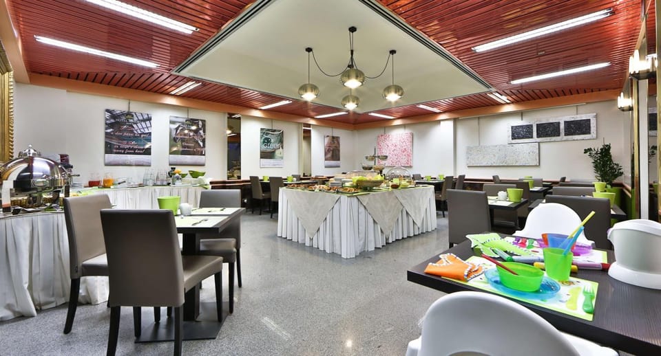Restaurant/places to eat, Dining area, On site, Meals