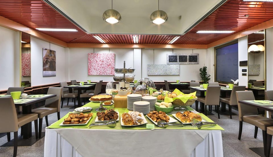 Restaurant/places to eat, Dining area, On site, Meals