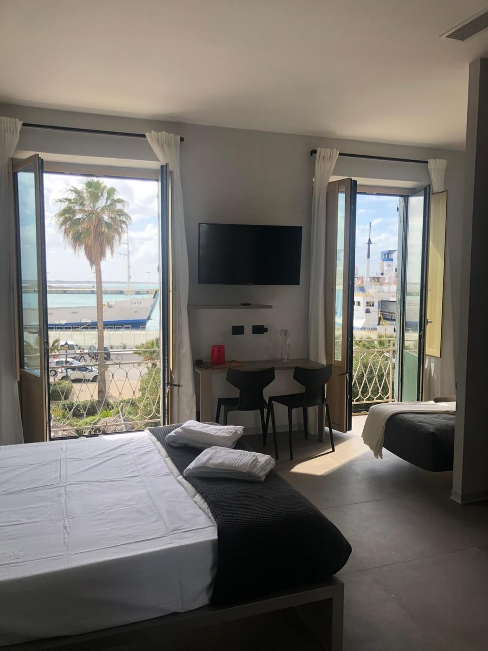 Bed, View (from property/room), Balcony/Terrace, Photo of the whole room, Bedroom, hair dresser