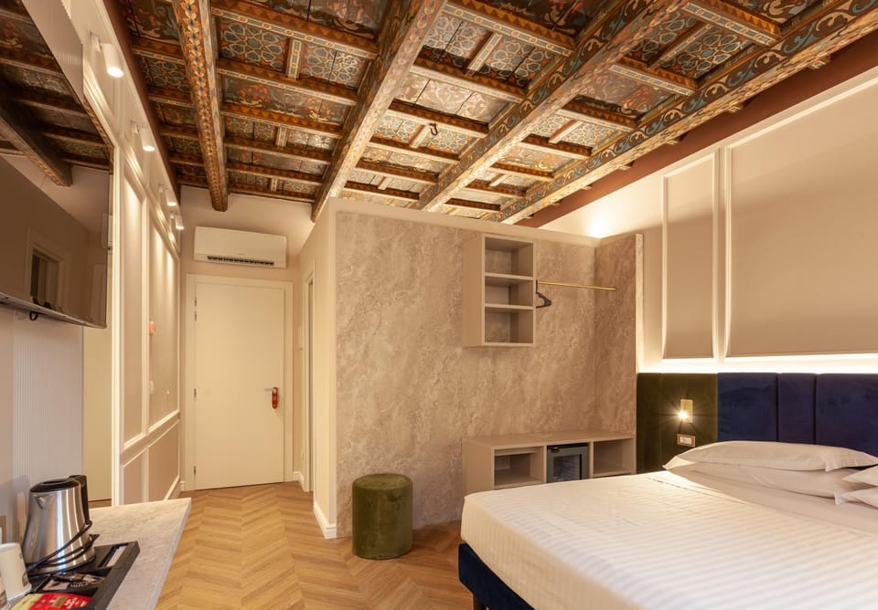 Photo of the whole room, Bedroom, wardrobe, air conditioner