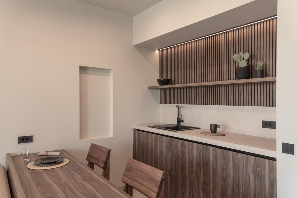 Kitchen or kitchenette, Dining area