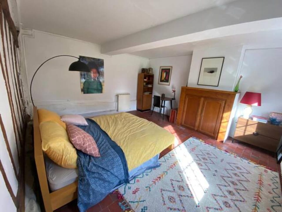Bed, Seating area, Bedroom