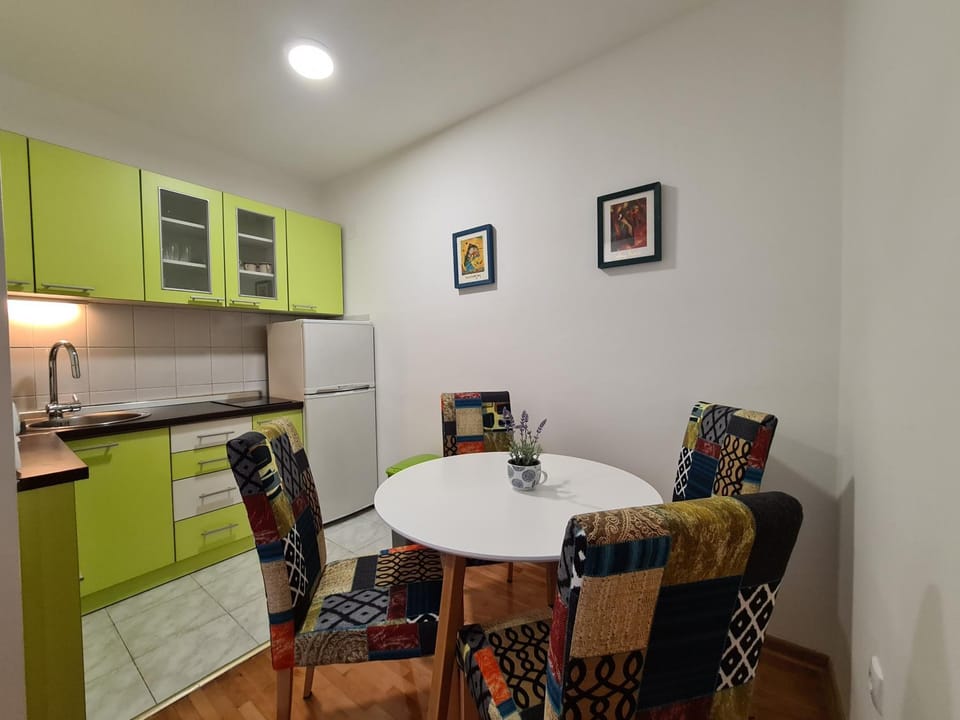 Kitchen or kitchenette, Dining area