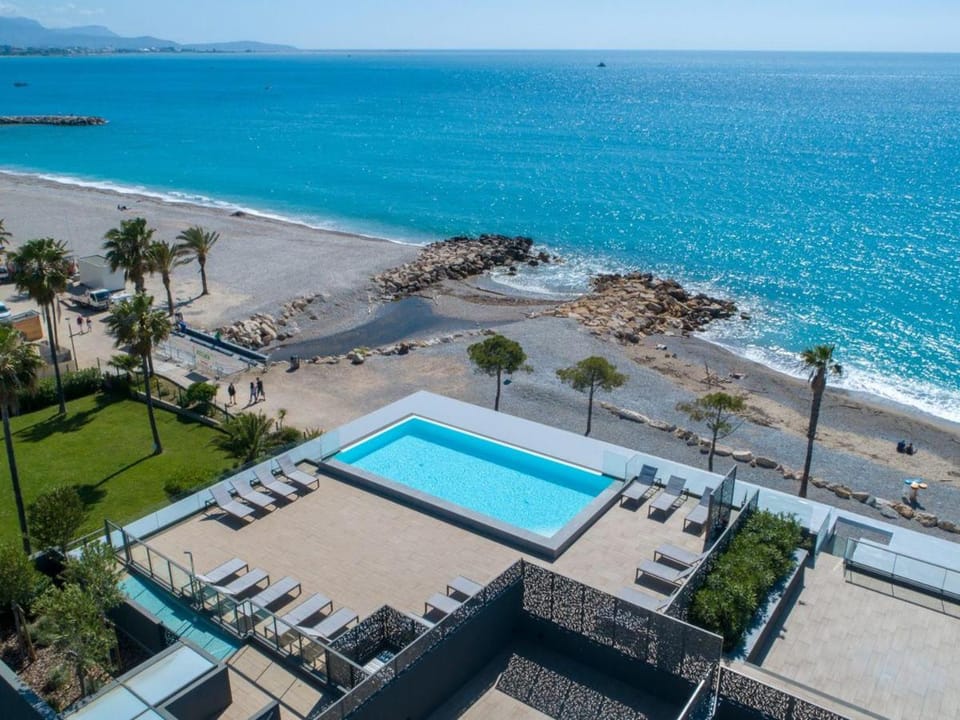 Appartement climatisé les pieds dans l'eau pour 6 personnes avec 1 suite parentale, 1 chambre double et 1 mini chambre Piscine sur le toit clim garage Apartment in Villeneuve-Loubet