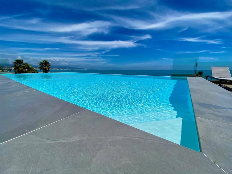 Appartement climatisé les pieds dans l'eau pour 6 personnes avec 1 suite parentale, 1 chambre double et 1 mini chambre Piscine sur le toit clim garage Apartment in Villeneuve-Loubet