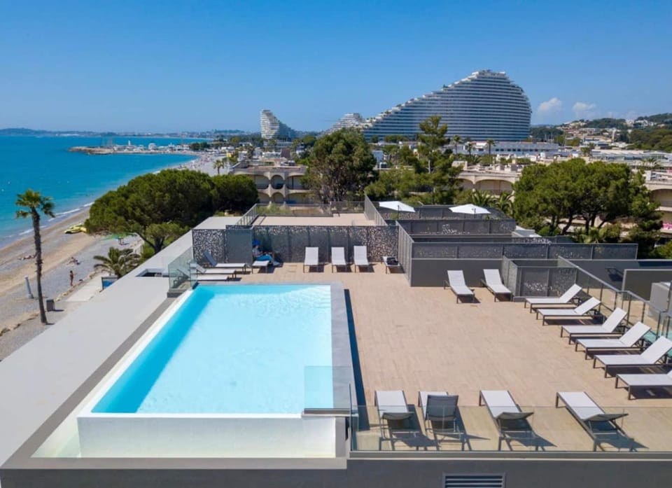 Appartement climatisé les pieds dans l'eau pour 6 personnes avec 1 suite parentale, 1 chambre double et 1 mini chambre Piscine sur le toit clim garage Apartment in Villeneuve-Loubet