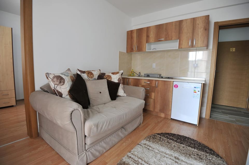 Kitchen or kitchenette, Living room, Seating area