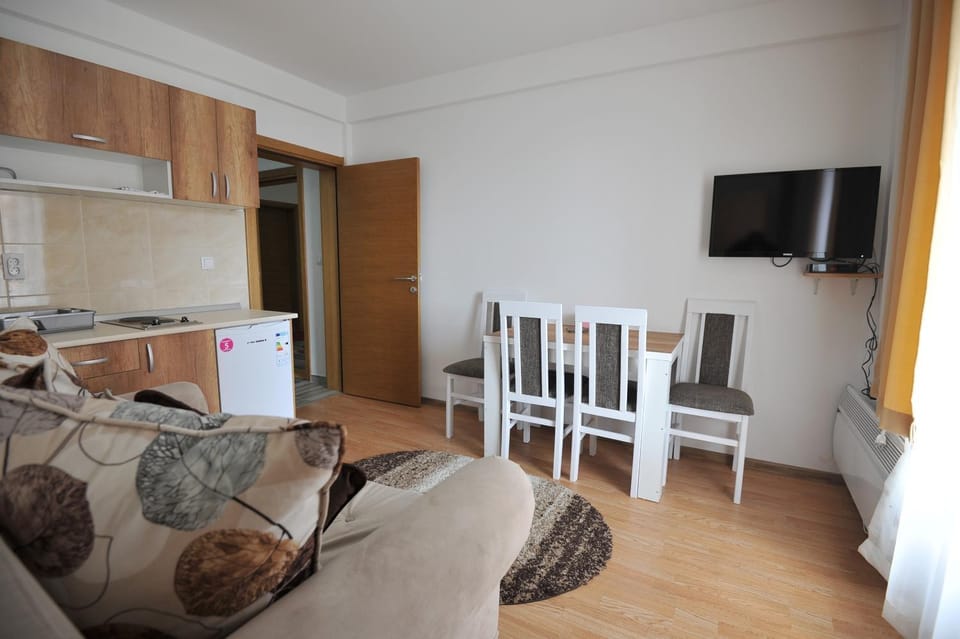 Kitchen or kitchenette, Seating area, Dining area
