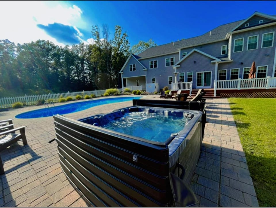 Property building, Day, Natural landscape, Garden, Hot Tub, Garden view, Pool view, Swimming pool, sunbed