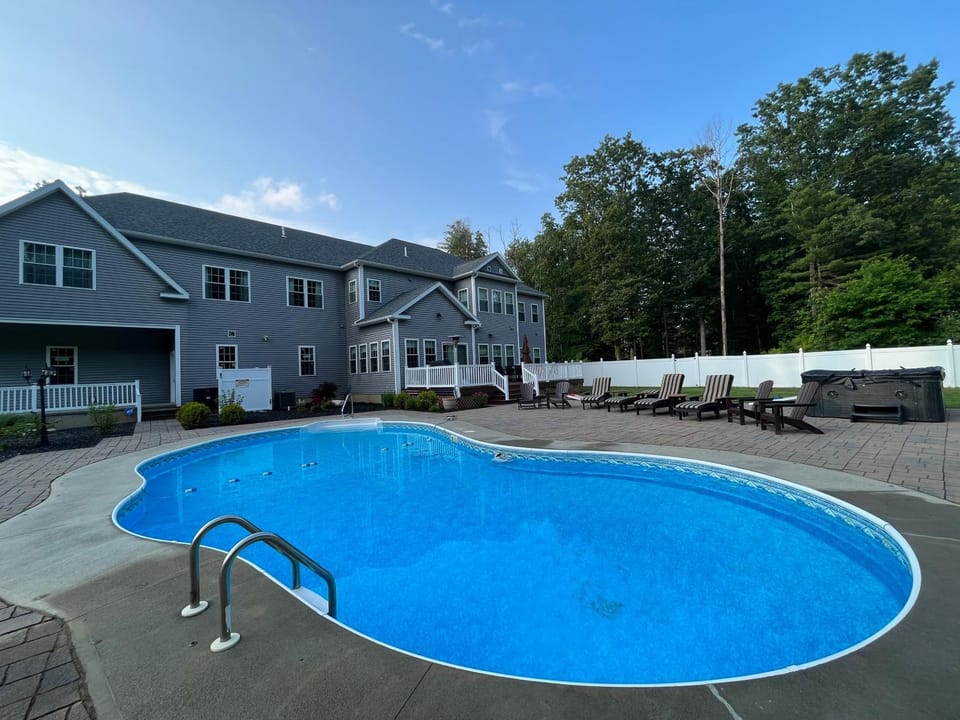 Property building, Day, Pool view, Swimming pool, sunbed
