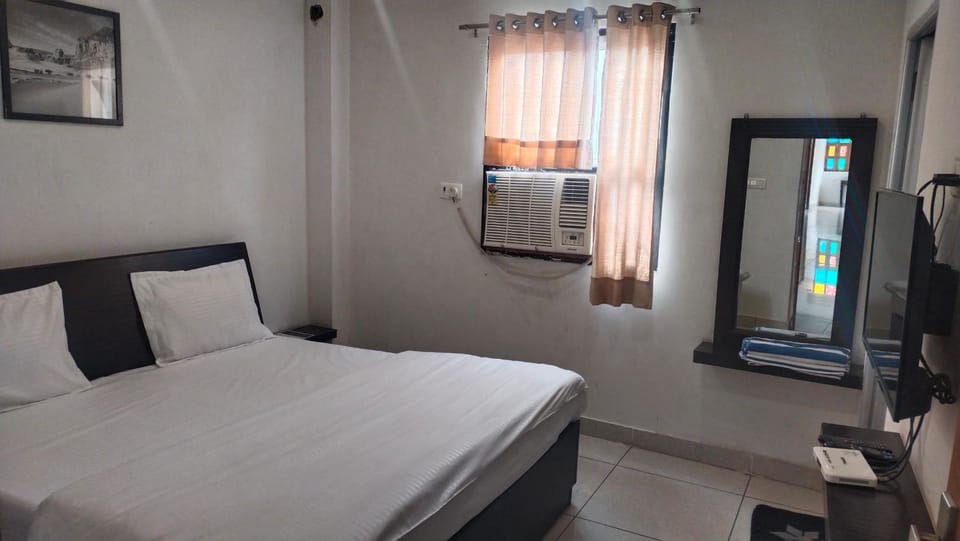 Bed, TV and multimedia, Photo of the whole room, hair dresser