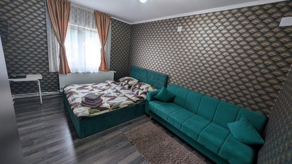 Bed, Photo of the whole room, Seating area, Bedroom