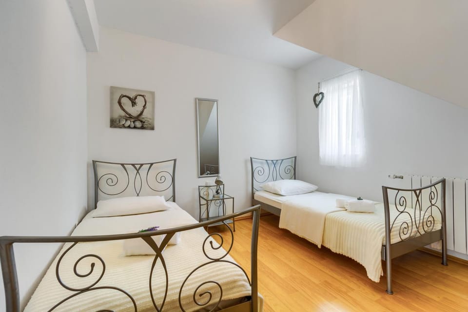 Bed, Bedroom, Pool view, towels