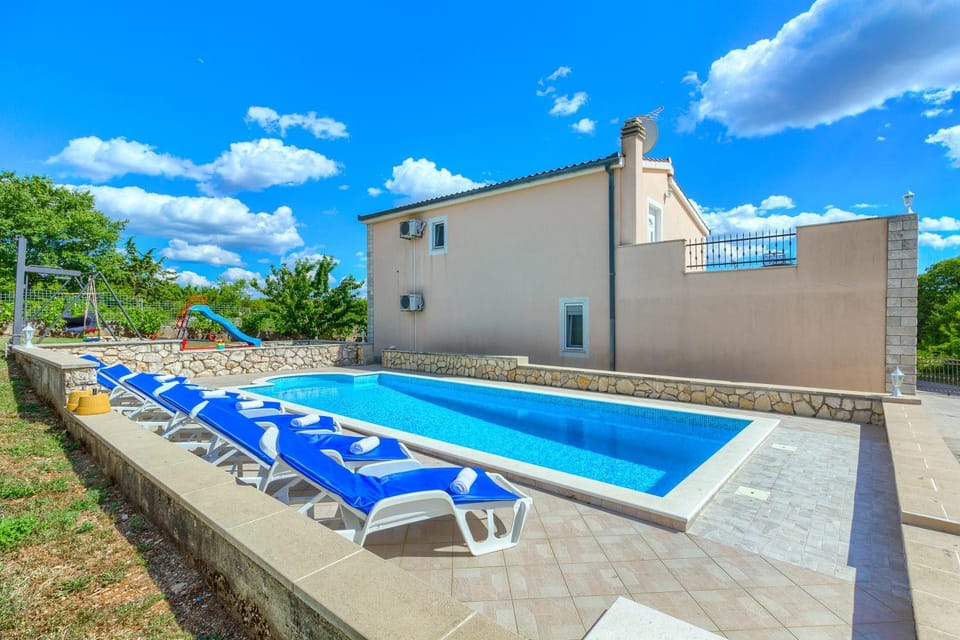 Patio, Swimming pool, sunbed