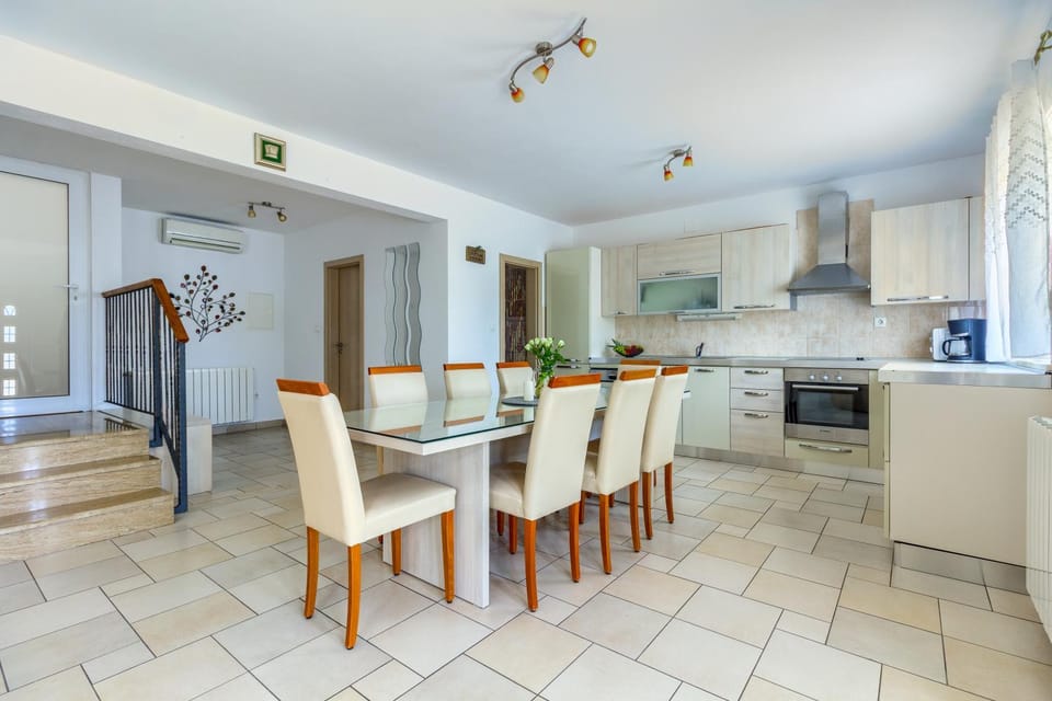 Kitchen or kitchenette, Dining area, minibar, pet friendly