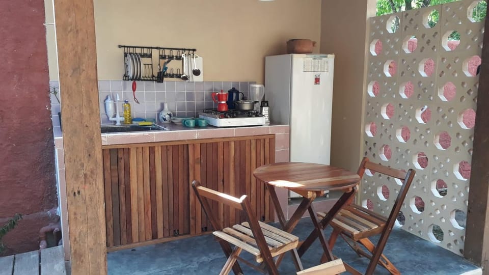 Coffee/tea facilities, Kitchen or kitchenette, Dining area, stove