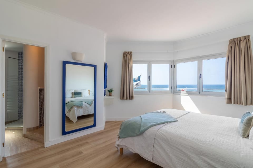 Photo of the whole room, Sea view