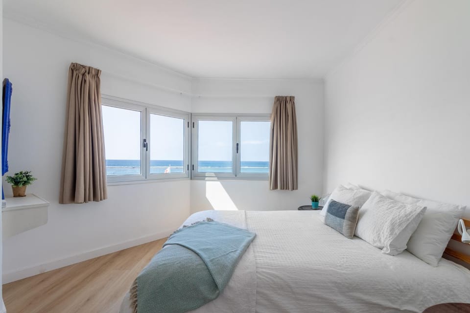 Photo of the whole room, Sea view