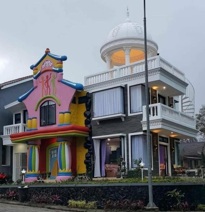 Villa Numismatik. Penginapan Unik yang Asri Alami Villa in West Java