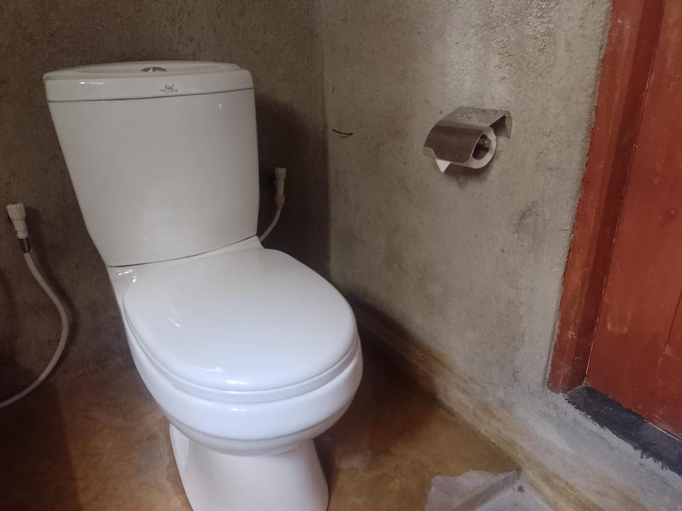 Toilet, Breakfast