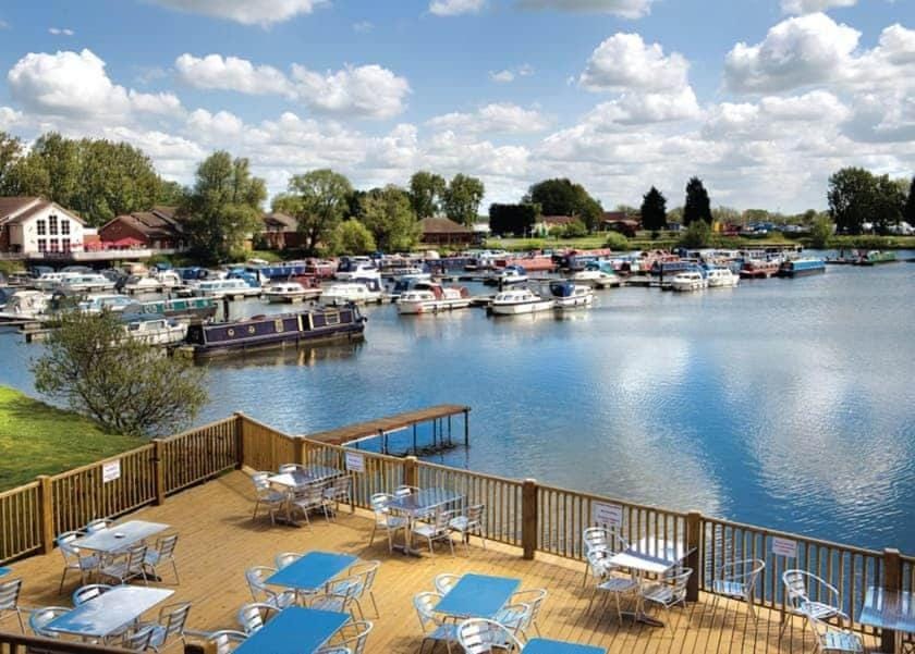 Restaurant/places to eat, Natural landscape, Lake view