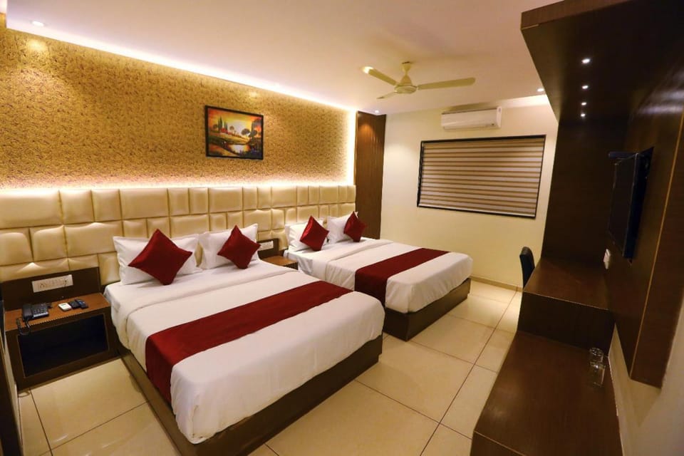 Bed, TV and multimedia, Photo of the whole room, Bedroom, fireplace, air conditioner