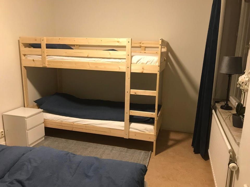 Bedroom, bunk bed