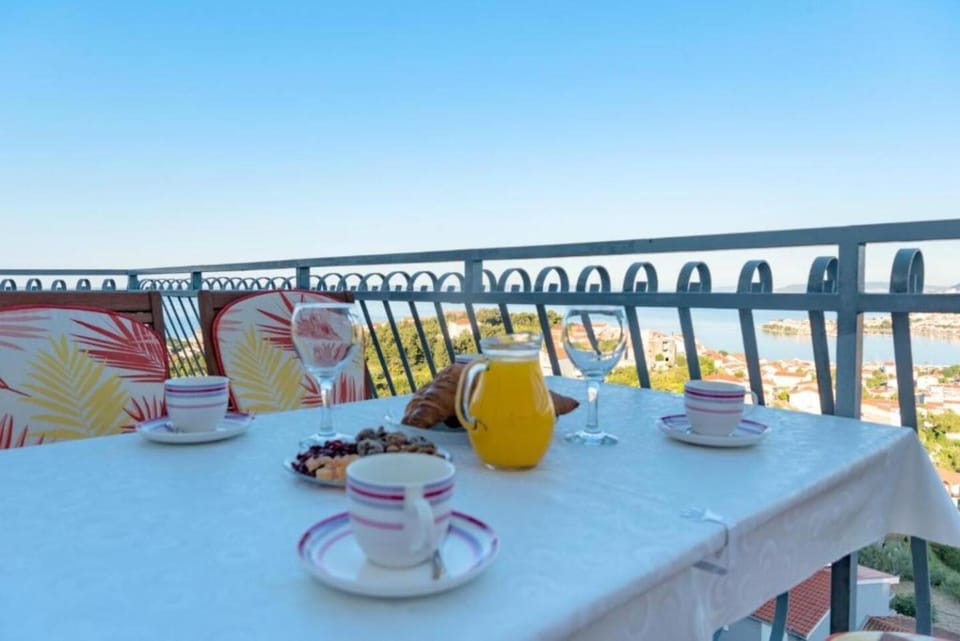 Balcony/Terrace, Food and drinks, Food, Sea view, Drinks