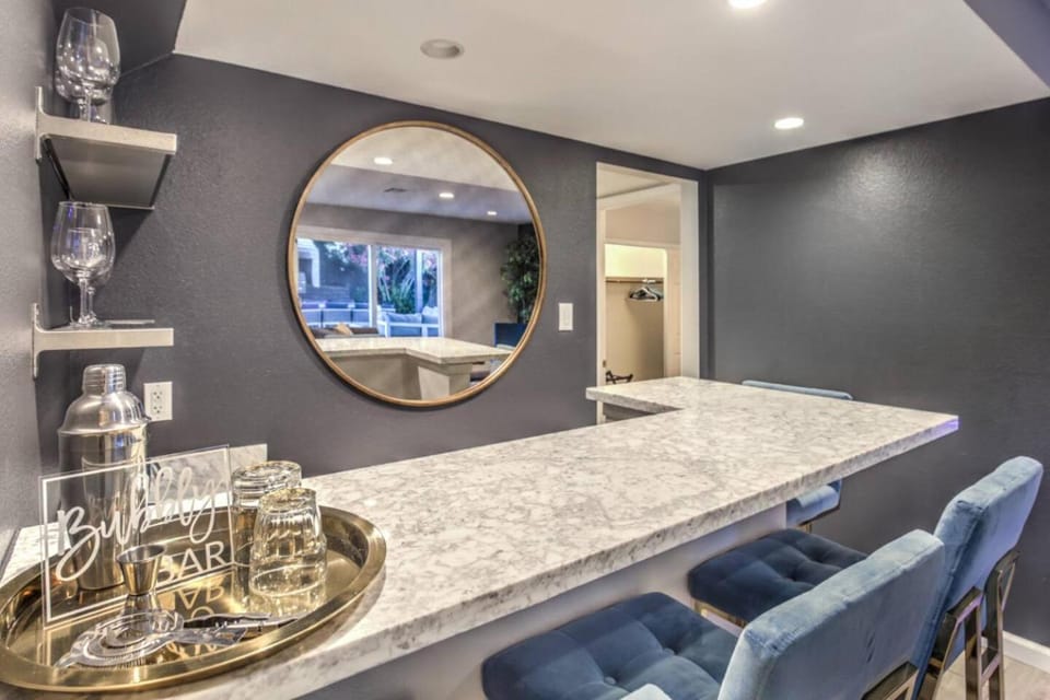 Sunset Swim, Luxury Vegas Villa with Pool, Hot Tub House in Green Valley North