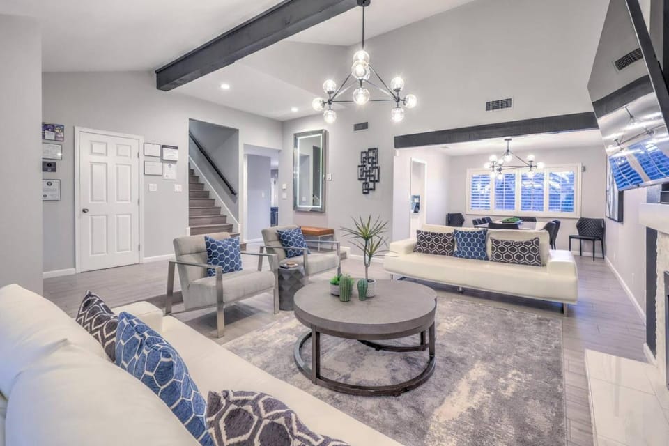 Sunset Swim, Luxury Vegas Villa with Pool, Hot Tub House in Green Valley North