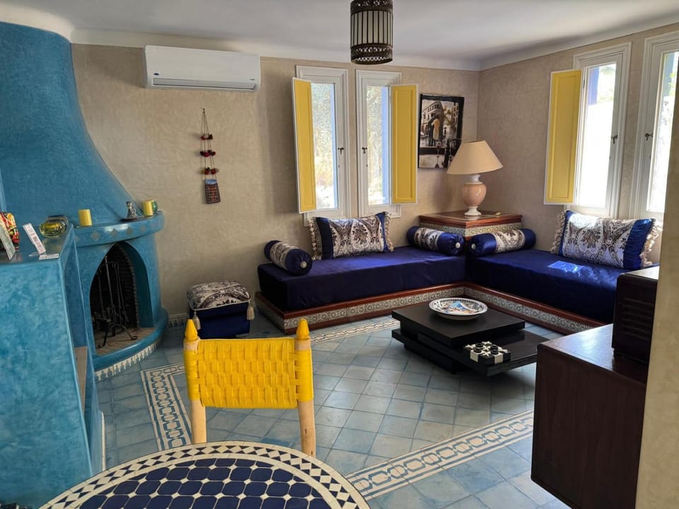 Bed, Living room