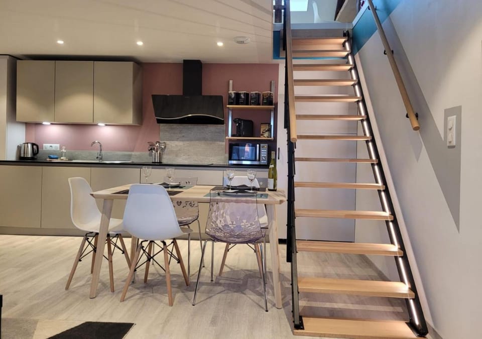 Kitchen or kitchenette, Dining area, dishwasher, minibar, pet friendly, stove