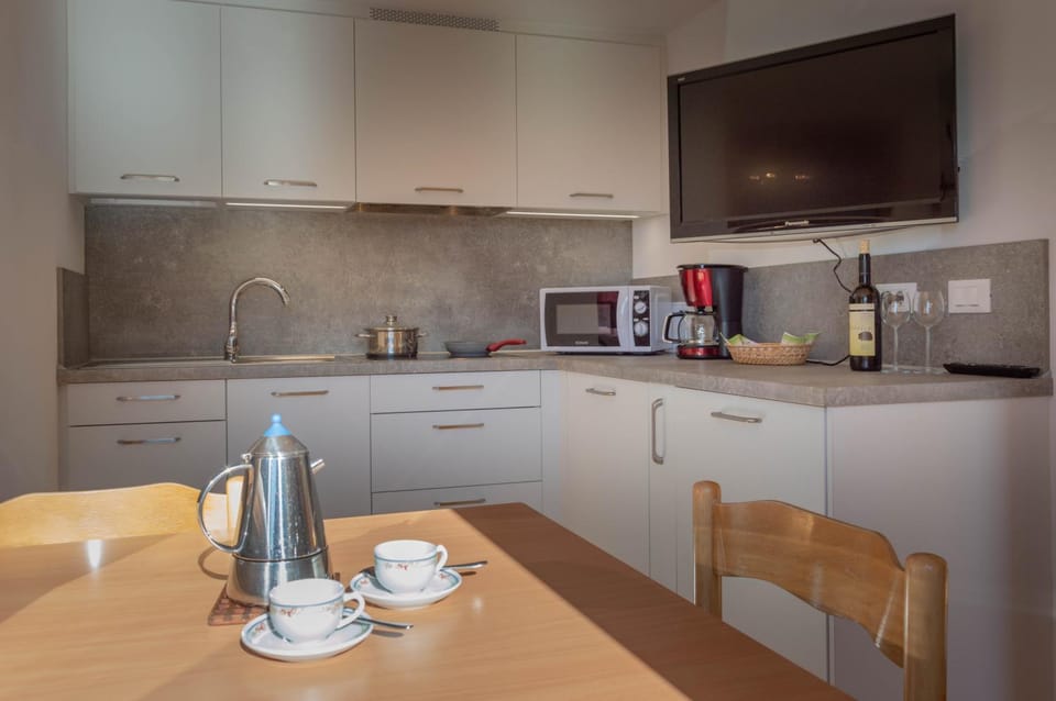 Dining area, kitchen