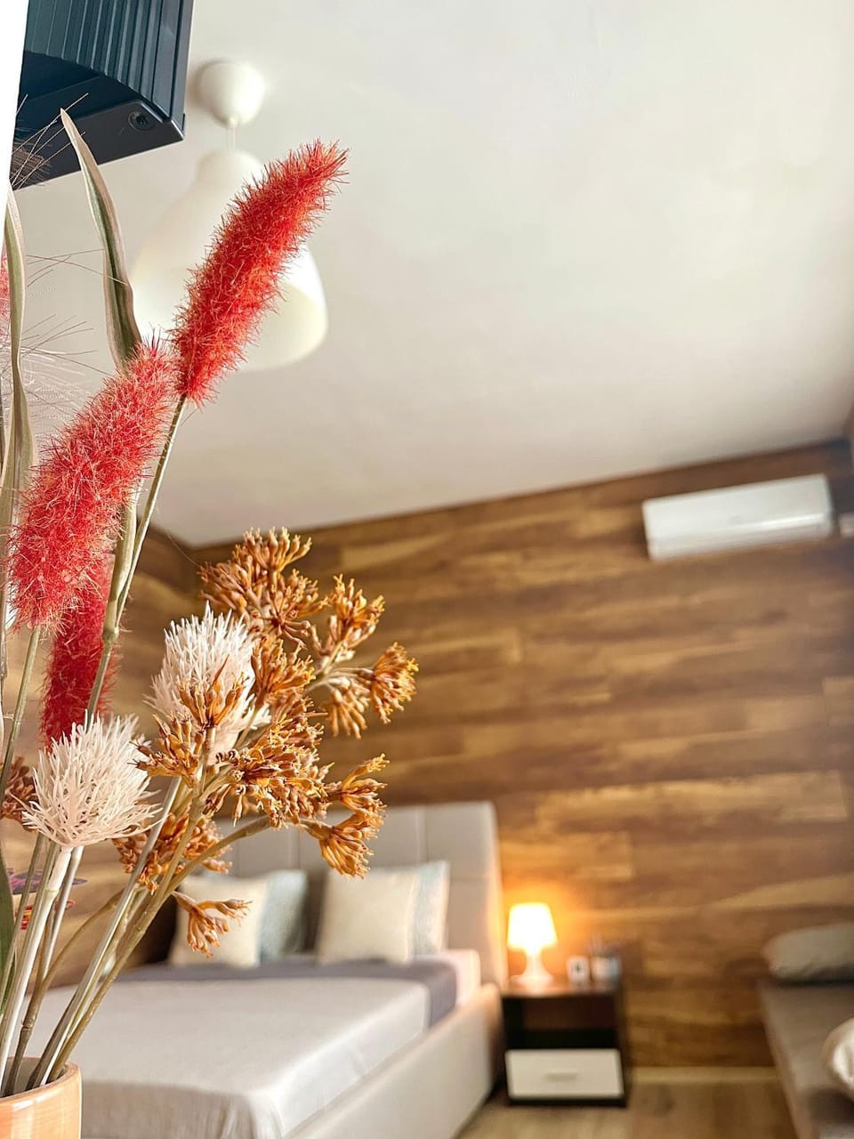 Seating area, Bedroom, air conditioner