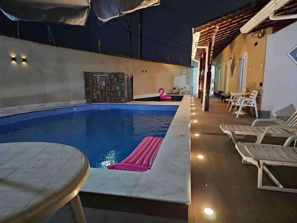 Casa Lindíssima e Espaçosa com 2 Piscinas - Adulto e Infantil, Perto da Praia, Opção da Piscina Adulto Aquecida Cobrado à Parte, 4 Quartos Frente as Piscinas, Área Gourmet Completa com Churrasqueira, Forno e Fogão a Lenha, Mesa de Bilhar, Lareira na Sala House in State of São Paulo