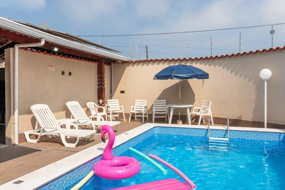 Casa Lindíssima e Espaçosa com 2 Piscinas - Adulto e Infantil, Perto da Praia, Opção da Piscina Adulto Aquecida Cobrado à Parte, 4 Quartos Frente as Piscinas, Área Gourmet Completa com Churrasqueira, Forno e Fogão a Lenha, Mesa de Bilhar, Lareira na Sala House in State of São Paulo
