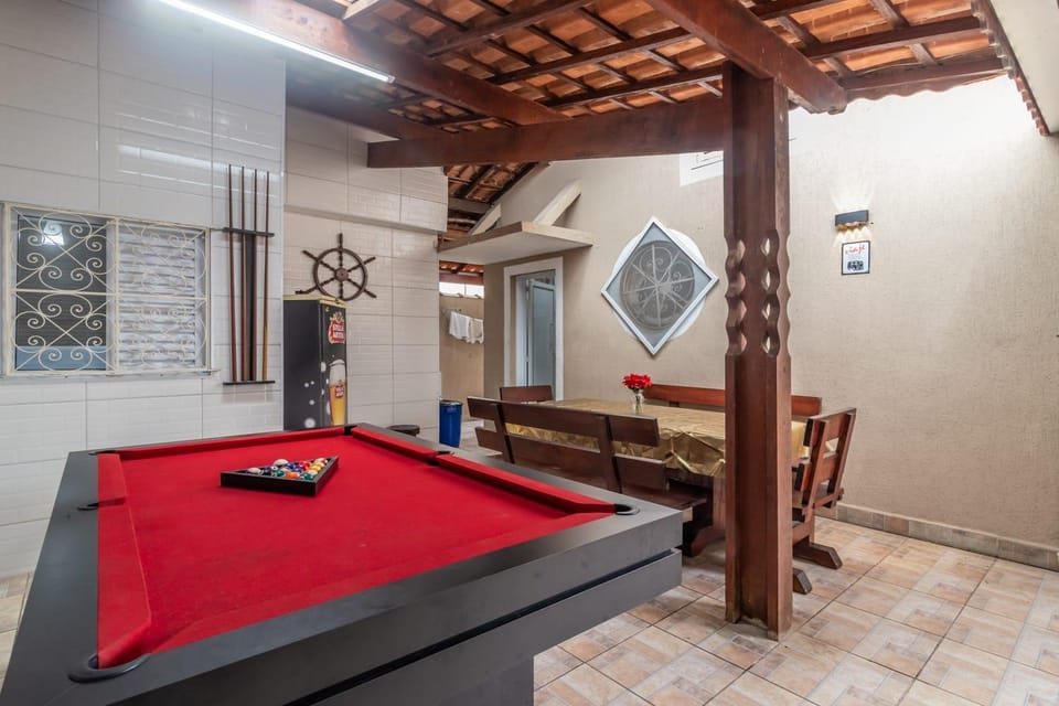 Casa Lindíssima e Espaçosa com 2 Piscinas - Adulto e Infantil, Perto da Praia, Opção da Piscina Adulto Aquecida Cobrado à Parte, 4 Quartos Frente as Piscinas, Área Gourmet Completa com Churrasqueira, Forno e Fogão a Lenha, Mesa de Bilhar, Lareira na Sala House in State of São Paulo