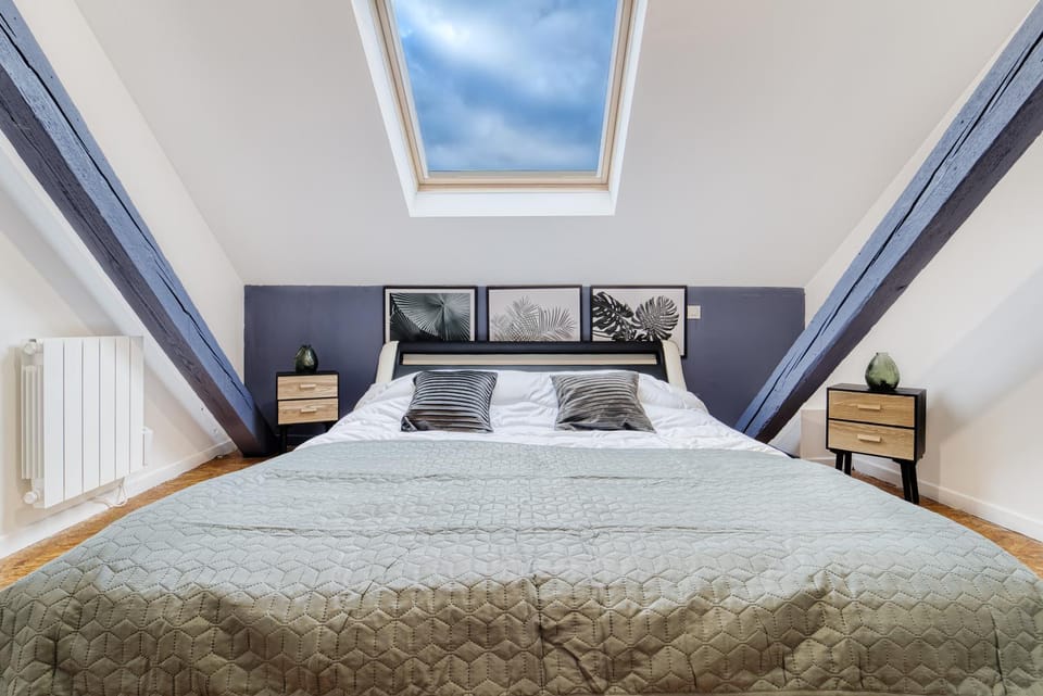 Bed, Photo of the whole room, Bedroom