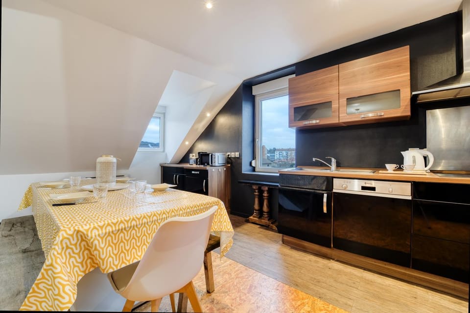Kitchen or kitchenette, Dining area