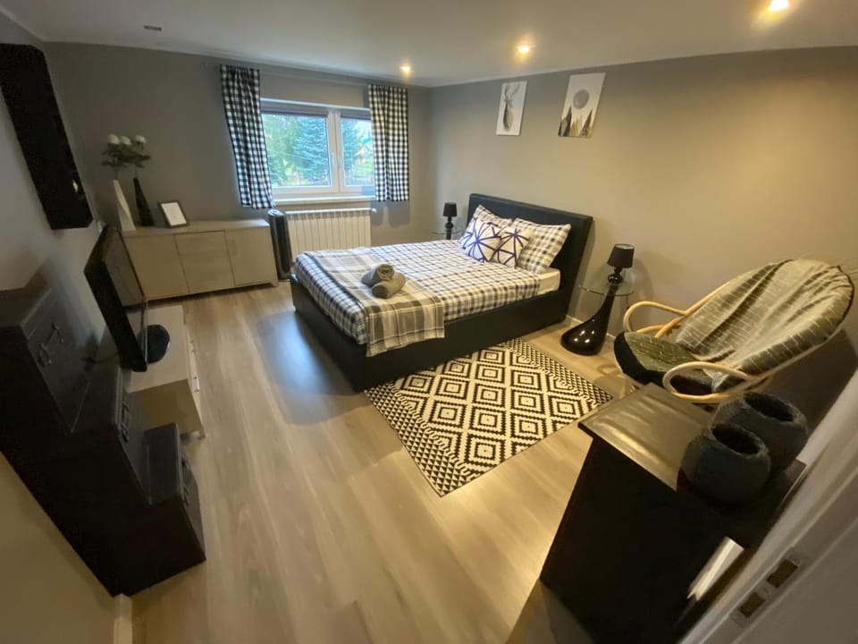 Photo of the whole room, Bedroom, Mountain view