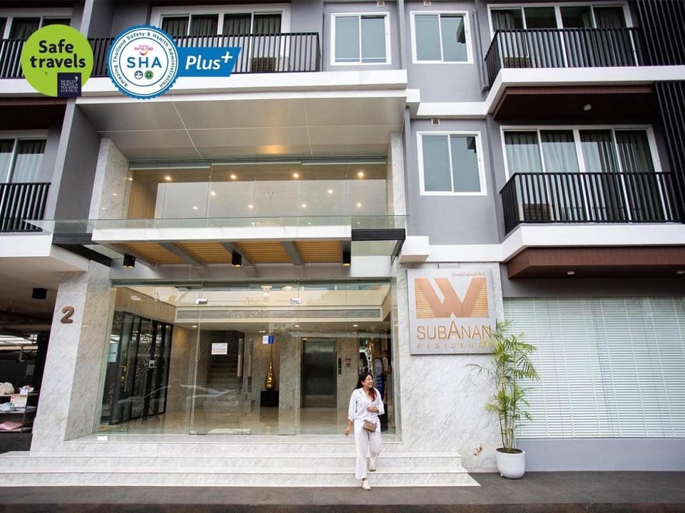 Property building, Facade/entrance, Day, People, Property logo or sign, Logo/Certificate/Sign, Text overlay, Street view, group of guests, Certificate/Award