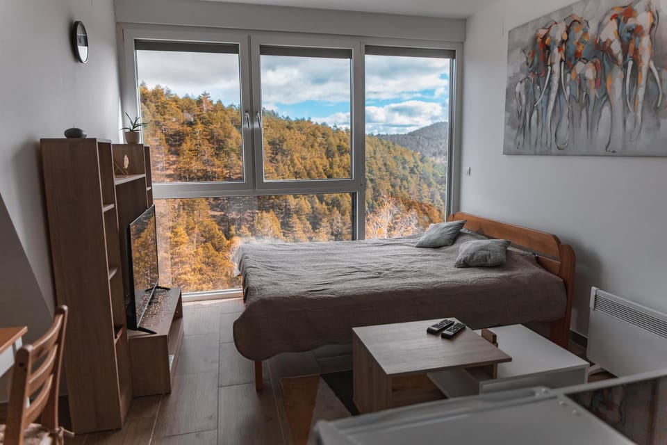 Bed, Natural landscape, Photo of the whole room, Mountain view