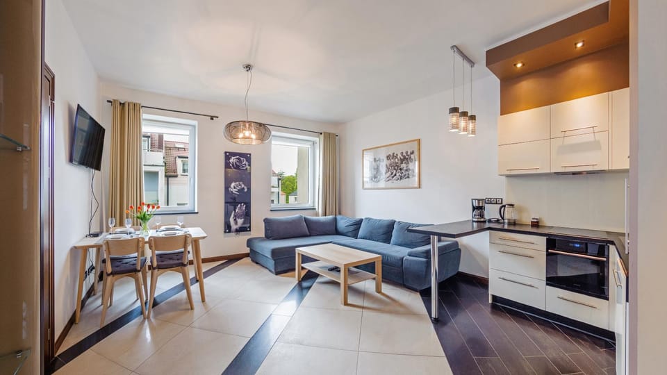 TV and multimedia, Kitchen or kitchenette, Living room, Seating area, Dining area